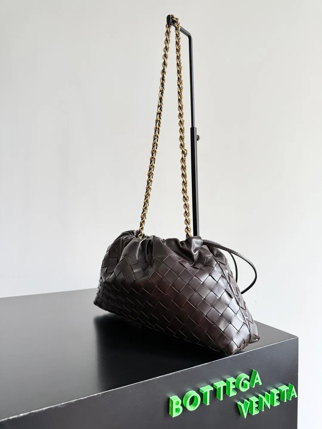 Batch 1680 BOTTEGA VENETA 2025 new women's Dustbag Notte clutch. Dustbag, which has been very popular since its launch, has a chain clause! ! The hand-carrying method is reminiscent of the classic bag type Pouch , light and elegant, the reserved drawstring design allows the bag to be used as an armpit bag, and the chain is longer, which is very suitable for sisters who like to free their hands and carry cross-body backpacks. No matter which way you carry it, you can change the back according to the occasion and your mood that day. It can make the overall outfit more fashionable🪄🪄The body of the bag has also been widened. It is the rainy season and the weather is hot. The bag can easily accommodate a small umbrella and water bottle. The lining is made of nylon, which is light and comfortable to carry, and is very suitable for summer use. Style number: 839394 Size: 33*19*8cm